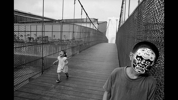 說(shuō)明: Macintosh HD:Users:chendong:Desktop:張乾琦 工作坊:工作坊:官方作品:中文圖說(shuō):不存在的戰(zhàn)爭(zhēng):6. 張乾琦，“不存在的戰(zhàn)爭(zhēng)”視頻截圖，2017.jpg