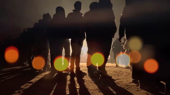 說(shuō)明: Macintosh HD:Users:chendong:Desktop:張乾琦 工作坊:工作坊:官方作品:中文圖說(shuō):AZMA:5. 張乾琦，“AZMA”視頻截圖，2017 .jpg