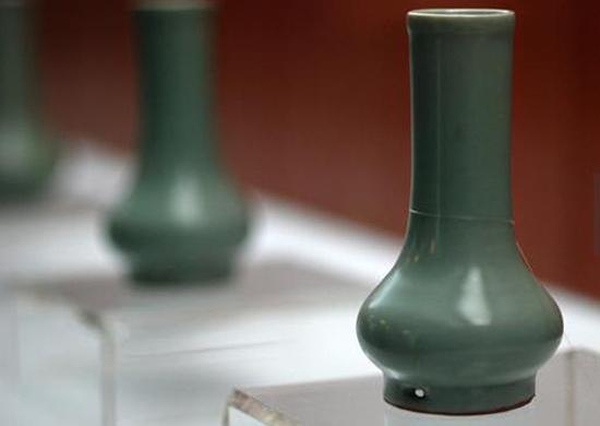 南宋，龍泉窯，粉青釉鼓腹瓶 