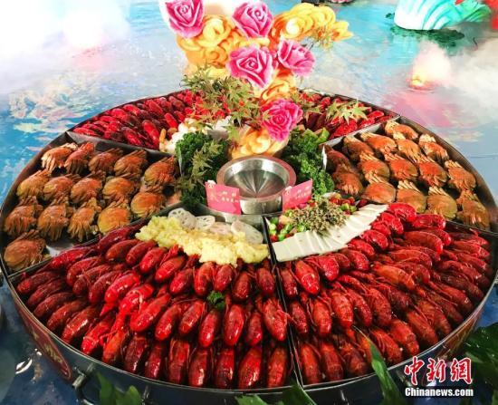 小龍蝦橫行德國(guó)柏林 政府鼓勵(lì)吃貨們大快朵頤！