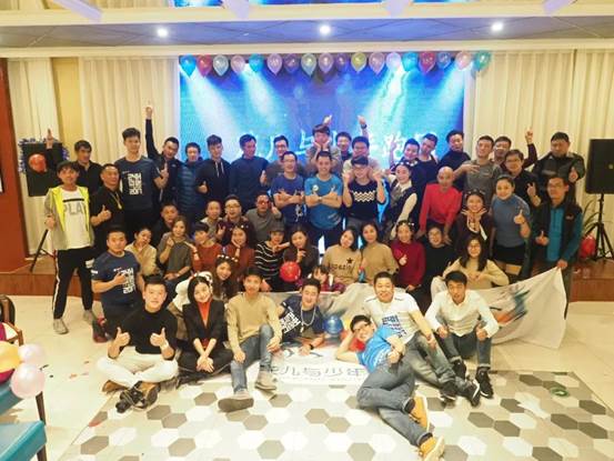 說明: C:Userswangq1317Desktop（新聞）2018甜蜜跑即將起跑，賽道跑團(tuán)加油站成為最大亮點（新聞）2018甜蜜跑即將起跑，賽道跑團(tuán)加油站成為最大亮點花兒與少年跑團(tuán).jpg