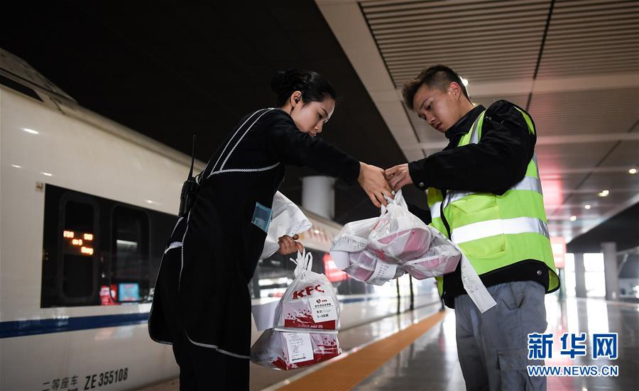 （關(guān)注春運(yùn)·圖片故事）（8） 奔跑吧！高鐵送餐小哥