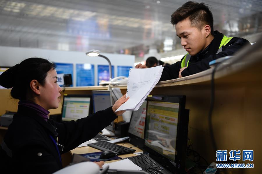 （關(guān)注春運(yùn)·圖片故事）（1） 奔跑吧！高鐵送餐小哥