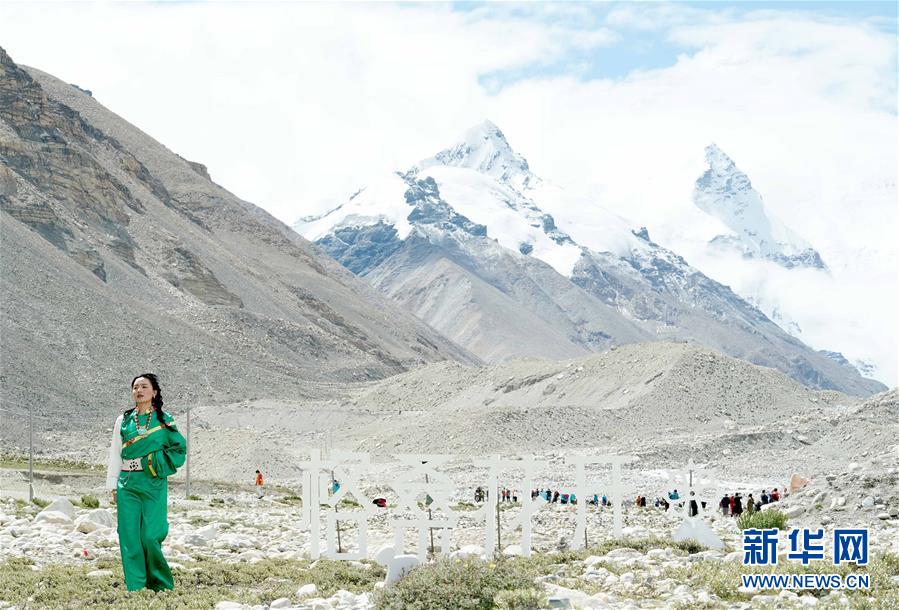 （文化）（5）“格?；ㄩ_”西藏民族服飾秀亮相珠峰大本營(yíng)