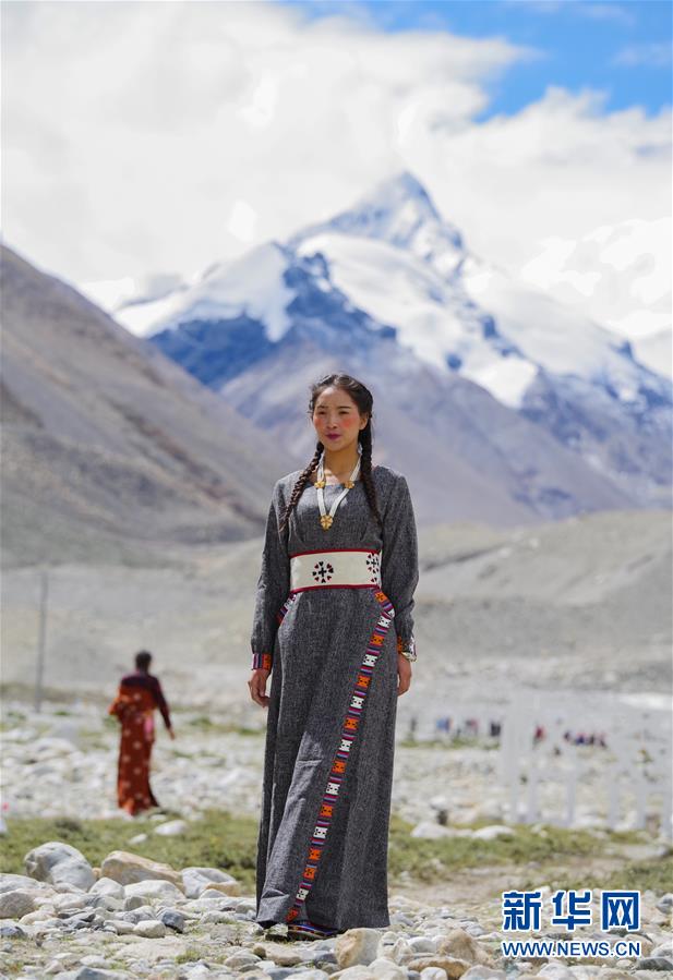 （文化）（3）“格?；ㄩ_(kāi)”西藏民族服飾秀亮相珠峰大本營(yíng)